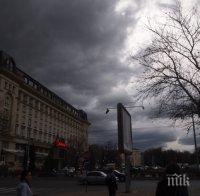 Черни облаци над Пловдив! Задава се страшен порой
