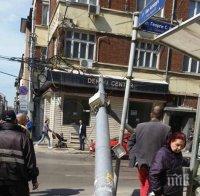 ПОТРЕС!Електрически стълб падна върху къща в Пловдив (СНИМКИ)