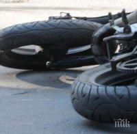 Моторист без книжка се потроши в стълб насред Добрич