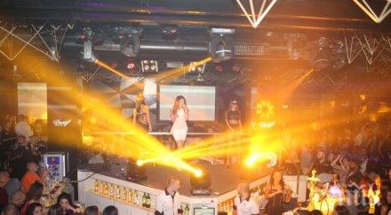 емануела пръска сексапил клуб снимки