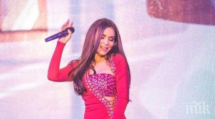 моден гаф огромна цепка притеснява алисия участие певицата крие ръка милото снимка