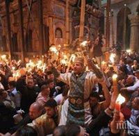 Митрополит Киприян носи Благодатния огън