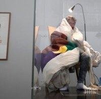 ПОТРЕС! Френски художник мъти яйца в музей, почива само 30 минути за цял ден 