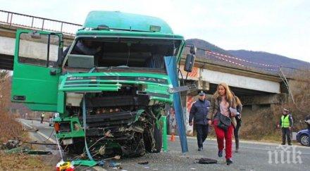 пишман шофьор шибна висока скорост камиона мост