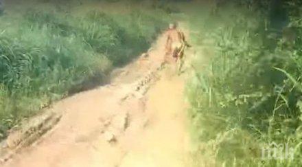 мистерия човекоподобно същество шашна група мотористи индонезия видео