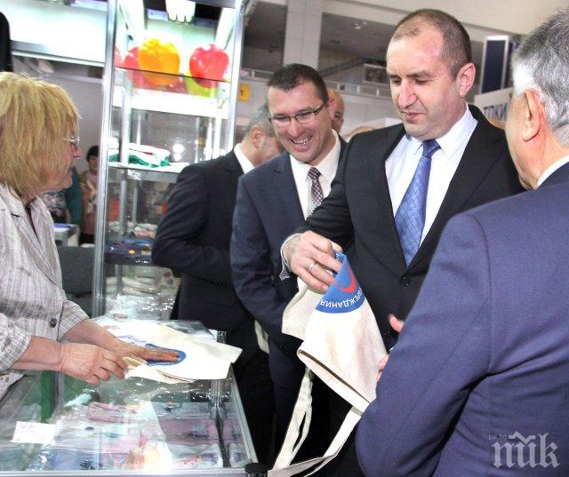 Румен Радев отказа калъф за пушка, дистанцира се от ловджийския табиет на Дондуков 2