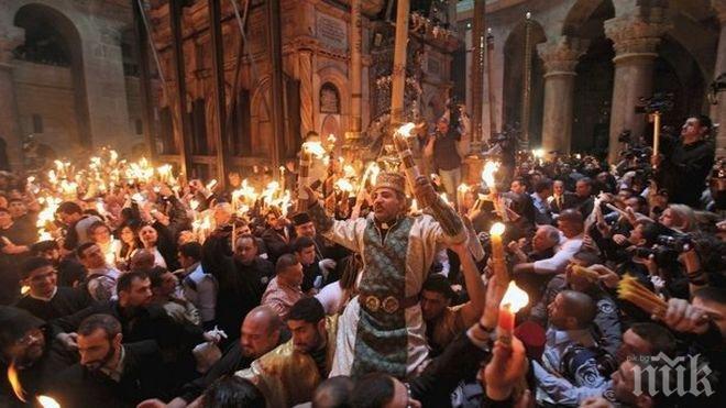 Митрополит Киприян носи Благодатния огън