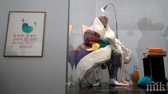 ПОТРЕС! Френски художник мъти яйца в музей, почива само 30 минути за цял ден 