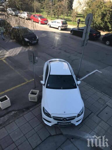Мара Отварачката отнесе псувни и хули заради потресаващо паркиране в софийския квартал Лозенец! (СНИМКИ)