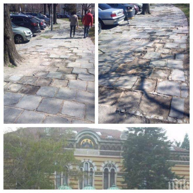 СИГНАЛ ДО ПИК! Апаши крадат стари тротоарни плочи до Синодалната палата, реакция от съответните органи няма