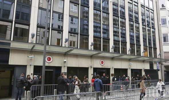 СТАВА ОПАСНО! Няколко души са ранени след сблъсъци пред турското консулство в Брюксел (СНИМКИ)