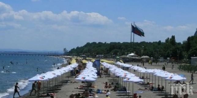 Нечувано! Концесионер предлага безплатни чадъри и шезлонги на Северния плаж в Бургас