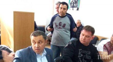 скандал сандански служител общината обвини яне янев пребил годишния баща
