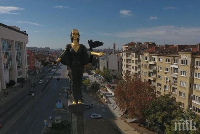 Статуята на София грейва в зелено
