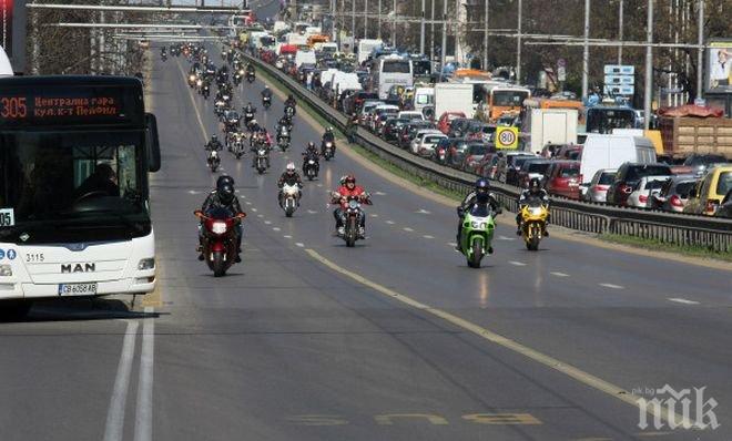 Хиляди мотористи откриха сезона в София и предизвикаха огромни задръствания