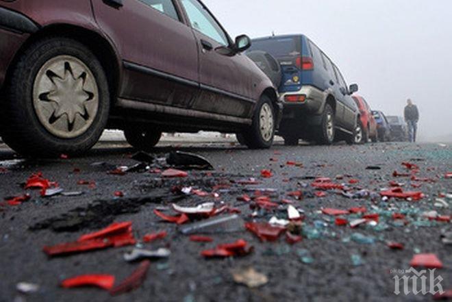Верижна катастрофа в София, удариха се няколко коли и мотор