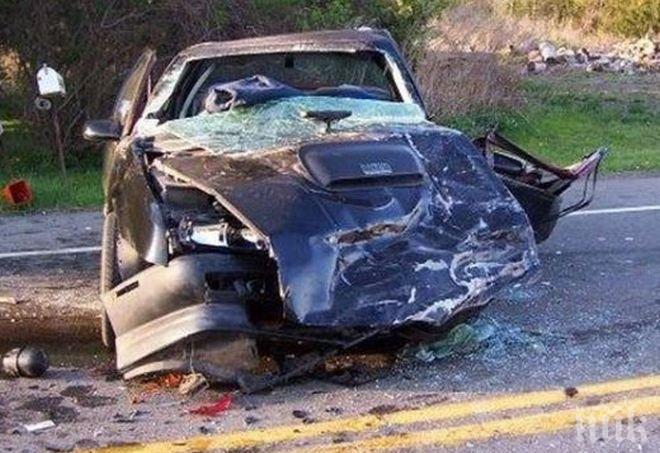 Две коли се удариха челно край Симитли, има ранен (СНИМКИ)