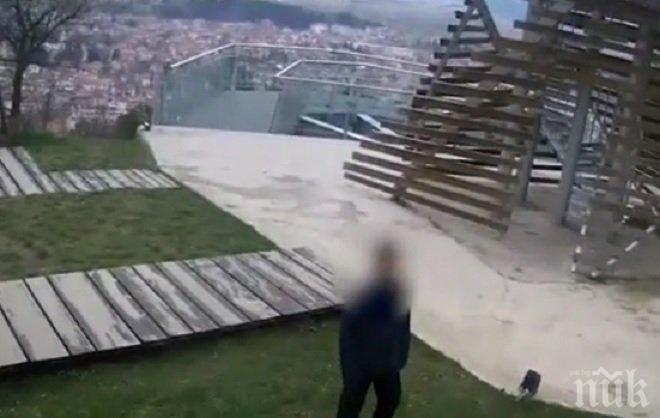 СПИПАХА ГИ! Невръстни пубери потрошили парка в Разлог 