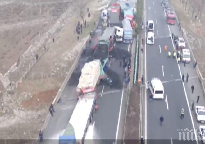 УЖАСЯВАЩО! 22 камиона се сблъскаха на магистрала! Двама загинаха, 10 са ранени (ВИДЕО)