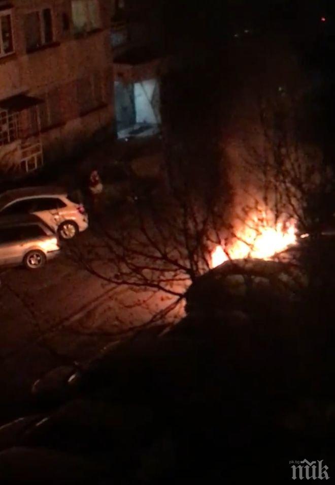 Подпалиха пет коли тази нощ на паркинг в центъра на Ловеч