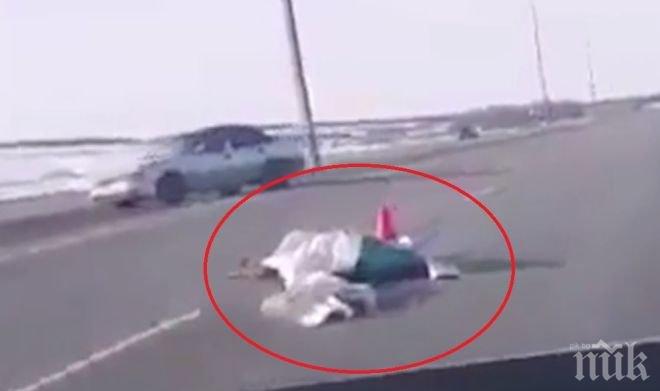 Самоубийца се хвърли от мост! Падна върху капака на кола (ВИДЕО 18+)