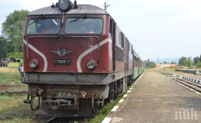 ИЗВЪНРЕДНО! Бързият влак София - Бургас блъснал кола край гара Чумерна