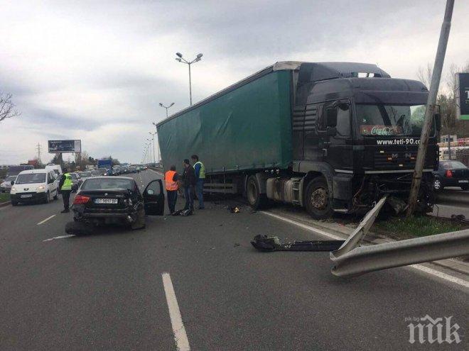 ПЪРВО В ПИК! Жестока катастрофа в София - дете пострада след меле с ТИР (СНИМКИ)