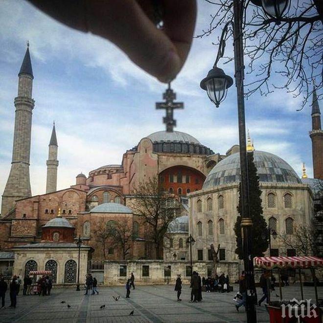 Руски депутат сложи кръст на главния купол на „Света София” в Истанбул