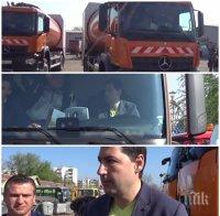 Кметът Тотев подкара боклукчийски камион