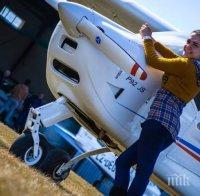 РЕКОРД: Наша студентка има 16 свидетелства за МПС, управлява и самолет