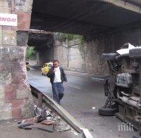 СРЕДНОЩНА КАСКАДА! Кола се преобърна по таван във Враца, двама са в болница