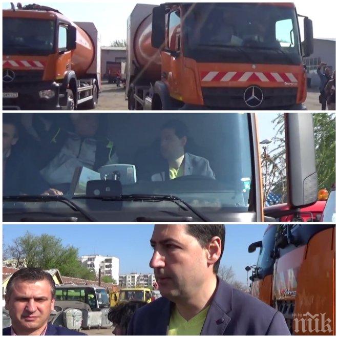 Кметът Тотев подкара боклукчийски камион