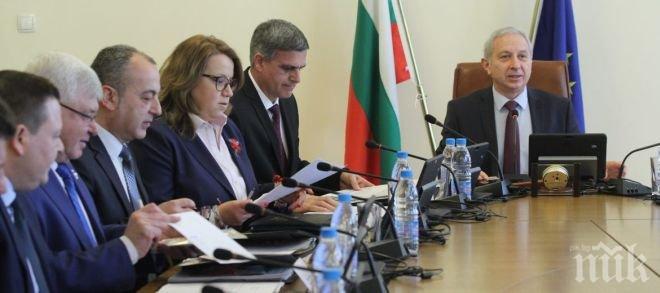 Кабинетът решава дали да отпусне още пари в бюджета за отбрана