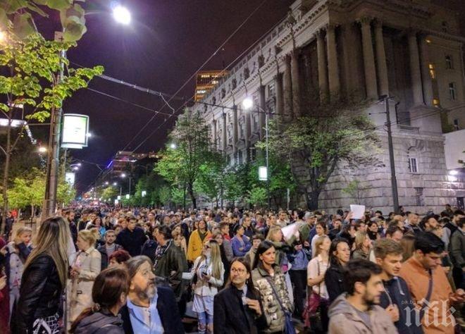 Отново хиляди излязоха на протест в Белград срещу избора на Александър Вучич за президент