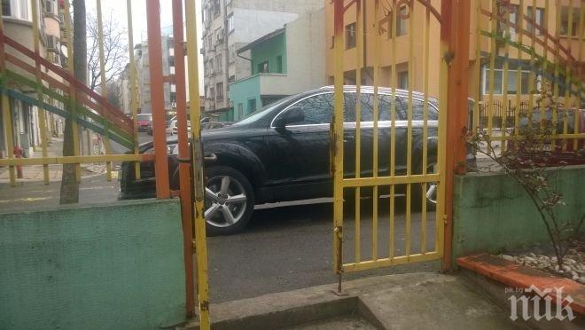 Нагъл шофьор възпрепятства родители, деца и учители да влизат в детска градина (СНИМКИ)