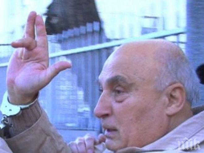 ЦИГАНСКИ ТОРМОЗ! Цар Киро си направи частна улица в центъра на Пловдив,
 случайни хора не могат да паркират (СНИМКИ)