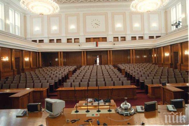 Партиите в парламента си разпределиха местата