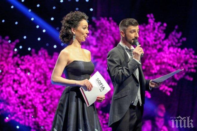 САМО В ПИК И РЕТРО! Вдовицата на Баташов съсипана като лелка 
