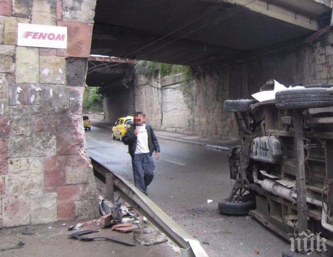 СРЕДНОЩНА КАСКАДА! Кола се преобърна по таван във Враца, двама са в болница