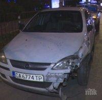 Екшън! Автомобил се вряза в спирка  на градския транспорт в София