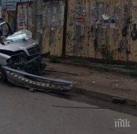 ИЗНЕНАДА! Стълб във Враца се оказа по-здрав от „Мерцедес“