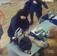 Познавате ли я? Червенокоса дама краде вещи от магазин за дрехи в Бургас (ВИДЕО)