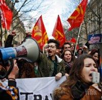 Сирийски студенти протестират пред сградата на ООН в Дамаск