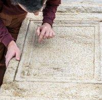 УНИКАЛНА НАХОДКА! Иманяри откриха 1200 кг плоча на близо 2000 години край Рупите! Полиция ги залови преди да я продадат