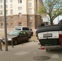 ЕКШЪН В ЦЕНТЪРА НА СОФИЯ! Пиян атакува парламента с колата си