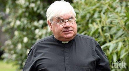 палавият отец джон сви 000 лири църковни пари пръсна жени