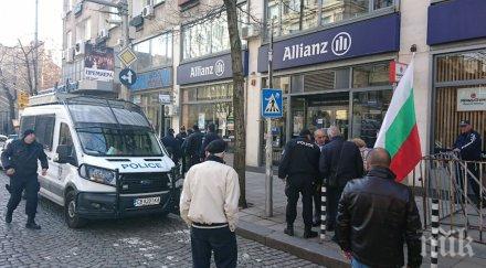 извънредно пик протестиращи напират влязат сградата кевр полицията спря обновена