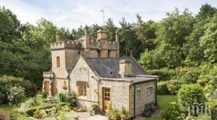 хит продава нaй малкият замък острова