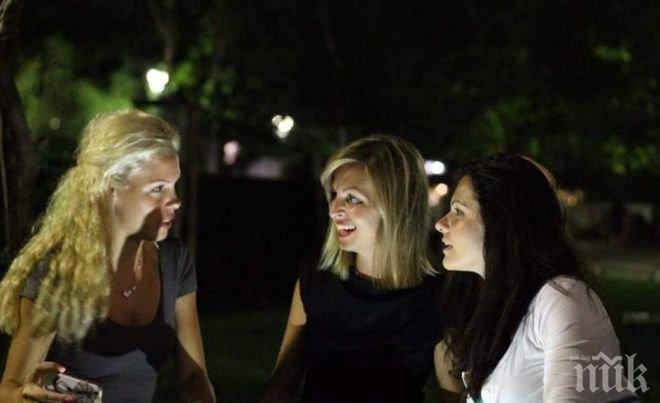 Добро дело! Три момичета подаряват рокли на абитуриентки 