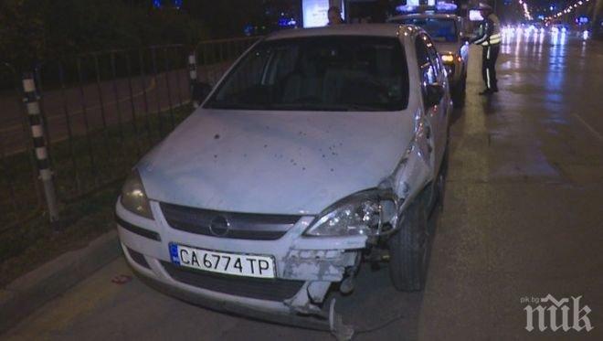 Екшън! Автомобил се вряза в спирка  на градския транспорт в София